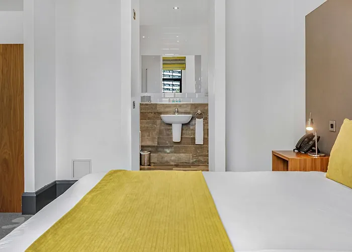 Best Hotels Near Old Trafford for Football Fans