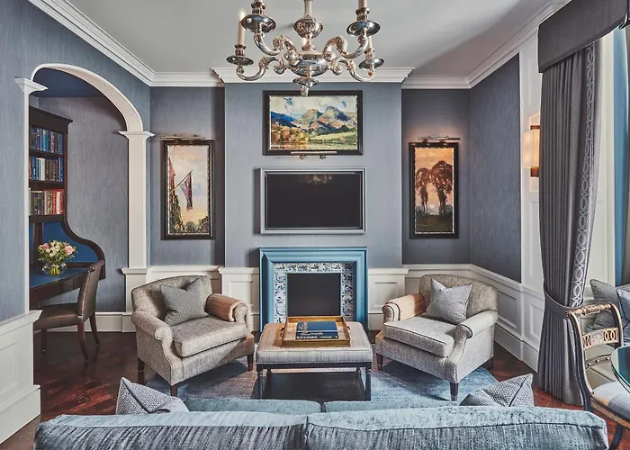 Opulent Luxury Hotels in London's Vibrant Heart